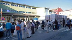 Entre andamios y materiales de obra accedieron a las aulas los alumnos del colegio Praia Xard�n boirense, donde la Xunta est� acometiendo una reforma global del edificio.