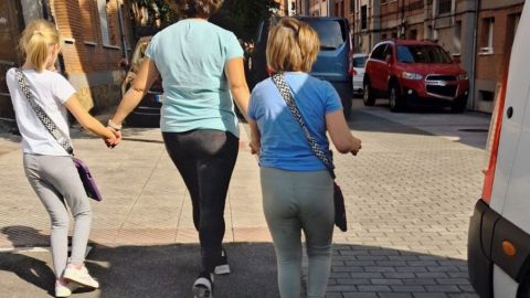 Las dos ni�as, con una de las madres