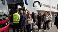 Pasajeros de Renfe en A Coru�a realizando el trayecto a Vigo en bus