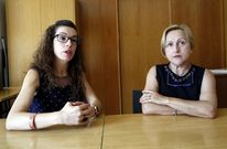La psic�loga Noelia Ria�o y la presidenta de Agadea, Isabel Gey, destacan el proyecto. 
