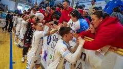 Los futbolistas del Noia Portus Apostoli saludan al pblico de la grada del Mours tras el derbi.