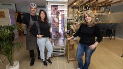 Jesica Pedrido, en el centro y con parte de su equipo, en el asador 