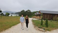 En madera y pizarra. Estephana y Eduardo, que se conocieron en la Universidad Europea de Tenerife, junto a las tres cabaas tursticas que han construido junto a la playa de Abrela, en O Vicedo, en la finca de la casa donde vivan los abuelos de ella, Aida y Pepe, ya fallecidos. Eran originarios a la zona y retornaron tras emigrar a Venezuela