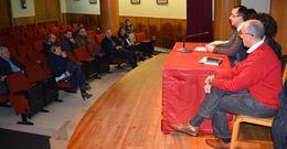 El alcalde, que presidi� la reuni�n, lament� que no acudiesen empresarios a la misma. 