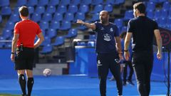 Los t&eacute;cnicos cercanos al monitor FVS, que pudo marcar el derbi.