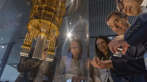 Carmen Cotelo, Almudena Justo, Rom�n Rodr�guez y Shintaro Sato ante una representaci�n de un computador cu�ntico