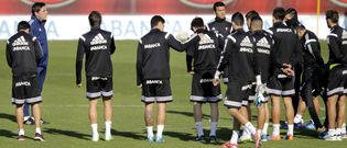 Berizzo dirigi�ndose a su equipo al inicio del entrenamiento de ayer en A Madroa nada m�s llegar de Madrid. 