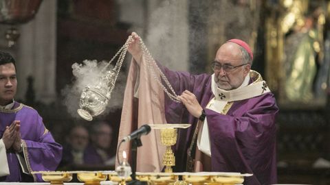 El Arzobispo de Oviedo, Jess Sanz Montes, durante la Misa Exequial del funeral por el arzobispo emrito Gabino Daz Merchn