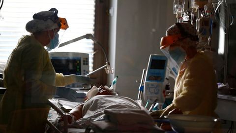 Sanitarios, atendiendo a un paciente covid en la uci de Hospital Ram�n y Cajal, en Madrid