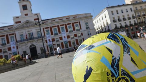 Uno de los balones de cemento pintados en la Puerta del Sol