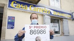 Suso, gerente de Casa Carreira en Castro Ribeiras de Lea, que reparti� un d�cimo premiado con 6.000 euros