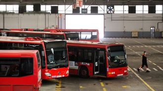 La nave de cocheras de Tranv�as, donde descansan los autobuses urbanos de A Coru�a, est� en la carretera Os Fortes