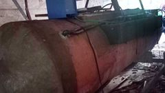 Un metro de profundidad. El constructor dice que le ayud� un amigo ya fallecido, que era jefe de maquinas de barcos, y que el casco podr�a navegar, de haberse acabado, a un metro bajo el nivel del agua.