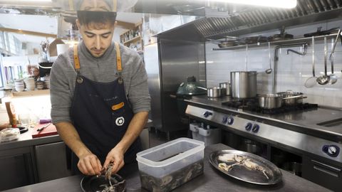 Jawad, en las cocinas de A Maruxaina, en una foto tomada este jueves