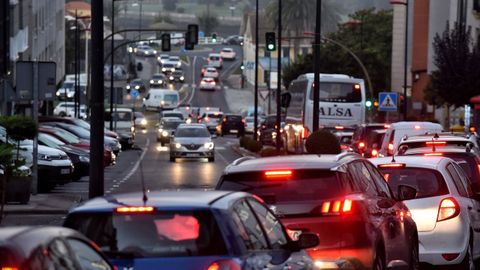 Retenciones en la Costa da Tapia, en Cambre, para coger la autopista en dirección A Coruña