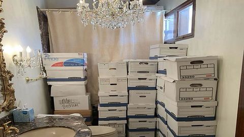Cajas con documentos clasificados en el ba�o de la residencia de Trump en Mar-a-Lago, Florida.
