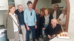 Tom�s aprovech� la visita del alcalde para soplar las velas por primera vez en el d�a.