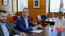 El consejero de Ordenaci�n del Territorio, Urbanismo, Vivienda y Derechos Ciudadanos de Asturias, Ovidio Zapico (2i) durante la reuni�n que mantuvo este martes con la alcalesa de Gij�n, Carmen Moriy�n