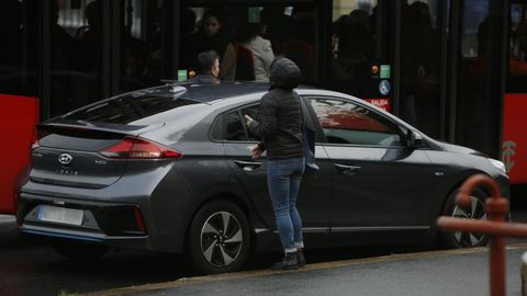 Una usuaria se sube a un vehculo de Cabify en A Corua