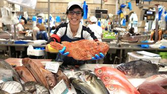 Una de las vendedoras de Pescados Cachadas, en la plaza de abastos de Pontevedra, con un cabracho que se ofert� a 35 euros el kilo