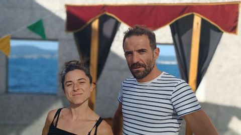 Sof�a Espi�eira y Roberto C. Mouri�o, afincados en Santiago y A Estrada respectivamente, han encontrado en el centro de emprendimiento de Vedra un lugar donde avanzar en sus proyectos teatrales y de creaci�n art�stica. En A Estaci�n terminaron de cocer su �ltimo espect�culo �Voo�, que ya se estren� y est� previsto que se represente el 24 de octubre <br />en A Estrada.
