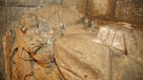 Sepulcro de Xohn Mario de Soutomaior, fundador de Vilaxon, en la iglesia de Sobrn