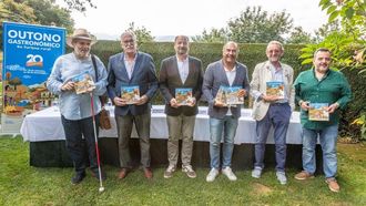Xos� Merelles, de Turismo de Galicia (tercero por la izquierda) present� la pasada semana el programa gastron�mico en Arz�a, en la casa de Eduardo Brandariz (a la derecha de la imagen).
