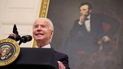 Declaraci�n de Biden con un retrato de Abraham Lincoln tras �l  