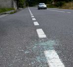Restos del cristal del coche que recibi� un disparo en Bru�s. 
