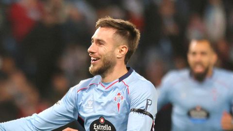 �scar Mingueza, tras el primer gol del Celta ante el Lille.