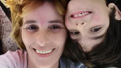 Lourdes Calleja junto a su sobrino, M., al que acogi� con mes y medio