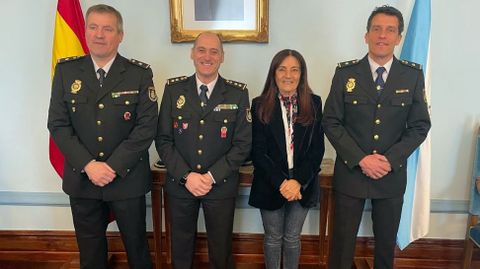 Jos� Ram�n Fern�ndez, a la derecha, junto a la subdegelada del Gobierno