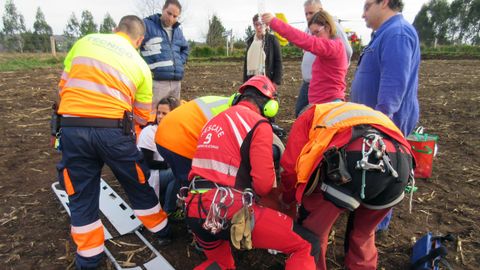 Personal sanitario y de bomberos atiende al octogenario de Tineo al que un tractor le pas� por encima 