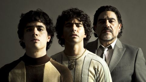 NIcholas Goldschmidt, Nazareno Casero y Juan Palomino encarnan tres edades de Maradona.
