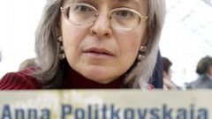Anna Politkovskaya, aqu� con su �ltimo libro, fue asesinada tras denunciar las atrocidades de Rusia en Chechenia