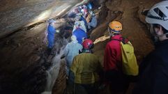 El arroyo que cruza la cueva de Ceza salva varios desniveles antes de formar una laguna