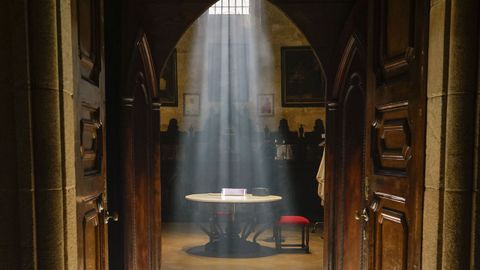 Catedral de Ourense. Luz cenital sobre una mesa en la sacrista.