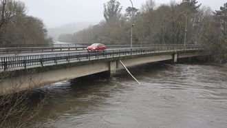 EL CAUDAL DEL ULLA, MUY CRECIDO A SU PASO BAJO EL PUENTE DE LA CARRETERA QUE COMUNICA PONTEVEA CON A ESTRADA