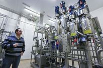 Enrique Arbones Macieira supervisa la instalacin de las nuevas mquinas . 
