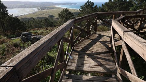 A la pasarela de madera del mirador de A Siradella, en O Grove, desde el que se avista el istmo de A Lanzada, le faltan tablas.