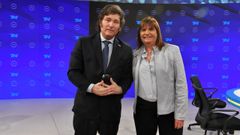 El candidato presidencial Javier Milei y la ex candidata Patricia Bullrich posan durante su participaci�n en el programa A Dos Voces, este jueves, en Buenos Aires