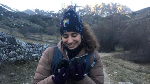 Mar�a Pi�eiro, estudiante de veterinaria lucense, sosteniendo a los cachorros. 
