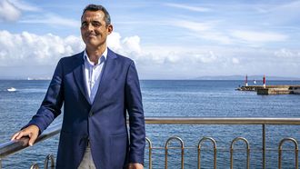 Juan Andr�s P�rez, en el puerto de Ribeira, localidad de la que es natural