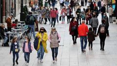 Varias personas pasean por una calle del centro de Oviedo