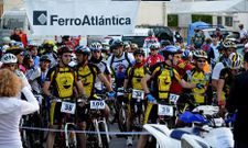 Los participantes de la Volta Terra Neira salieron de las inmediaciones del pabell�n de Cee.