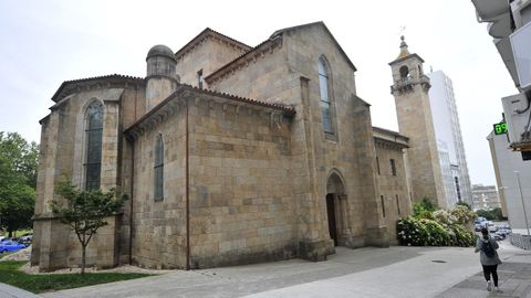 El monasterio de San Francisco fue construido en el siglo XIII extramuros, ya que la orden franciscana no era bienvenida en la ciudad y, además, profesaban el contacto directo con los fieles. Los restos de la iglesia se encuentran detrás del Museo Militar y de la Fundación Luis Seoane, aunque el grueso del edificio fue trasladado en el siglo XX al Paseo de los Puentes.