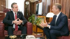 El presidente de la Junta, Marcelino Marcos, junto al presidente del Senado, Ander Gil, en el parlamento auton�mico