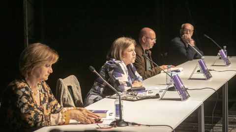 PRESENTACION DEL LIBRO IRMANDIAS, DE AURORA MARCO, EN RIANXO, EN EL ACTO MENSUAL DE BARBANTIA