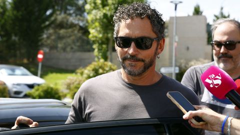 El actor Paco León emocionado en el tanatorio de La Paz.