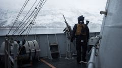 El artillero reclutado del KNM Thor Heyerdahl mantiene la defensa cercana de su buque en entornos costeros frente a Harstad, Noruega, al inicio del ejercicio Cold Response 2026 en esta foto sin fecha publicada por Norwegian Defense.